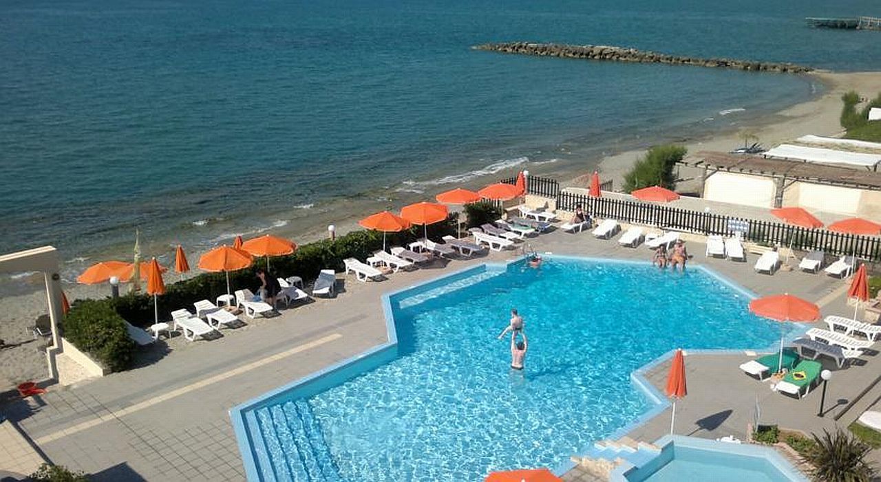 Hotel Haris On The Beach Agia Marina 외부 사진
