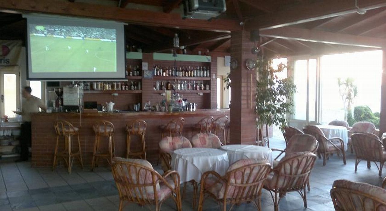 Hotel Haris On The Beach Agia Marina 외부 사진