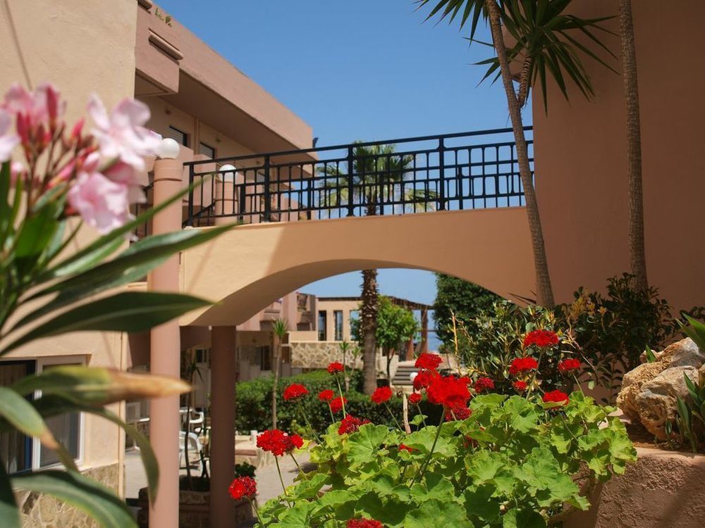 Hotel Haris On The Beach Agia Marina 외부 사진