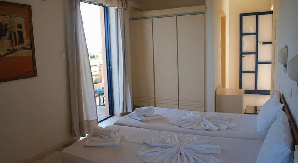 Hotel Haris On The Beach Agia Marina 외부 사진